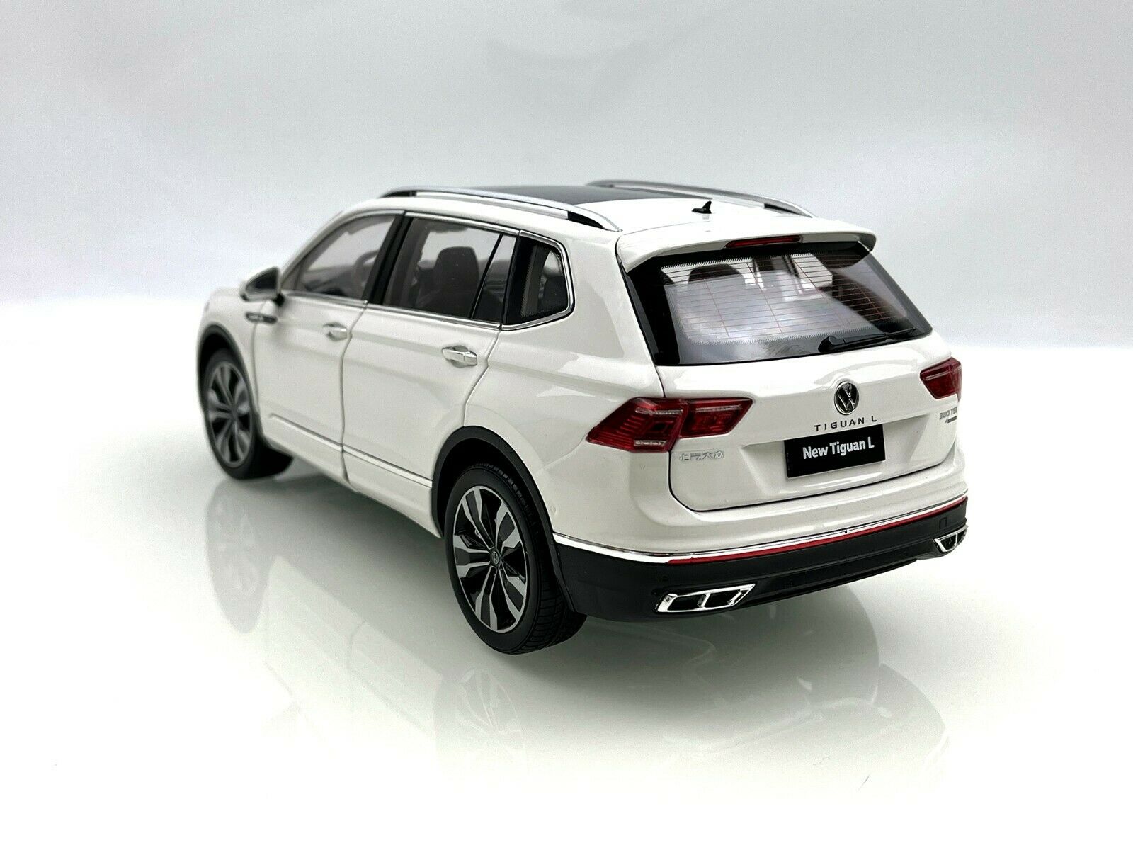 1:18 Volkswagen Tiguan L - 2022 - Weiß