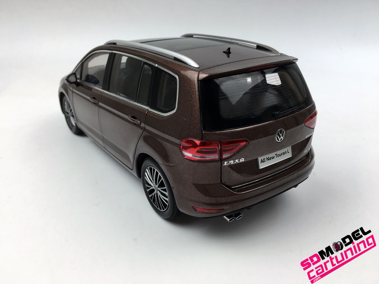 1:18 Volkswagen New Touran L - Bruin