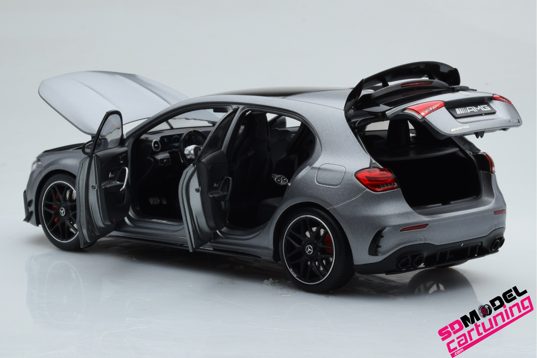 Mercedes-Benz A45 AMG 1:18 - Argento