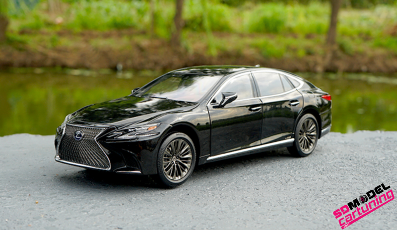 1:18 Lexus LS500H - Negro