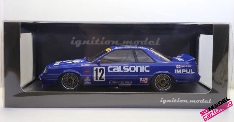 1:18 Nissan Skyline Calsonic JTC - 1989 - Inclusief Luxe Grondplaat - immagine 3