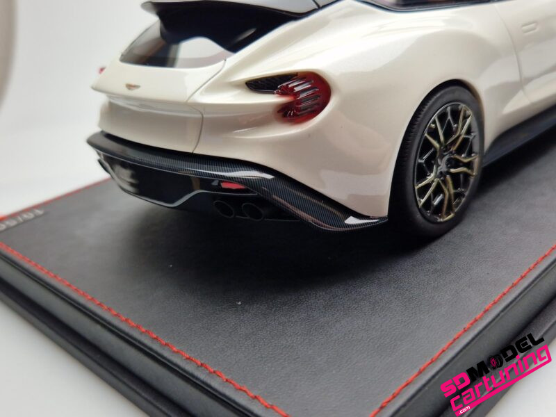 1:18 Aston Martin Zagato Shooting Brake - Escaping white metallic - Imagen 5