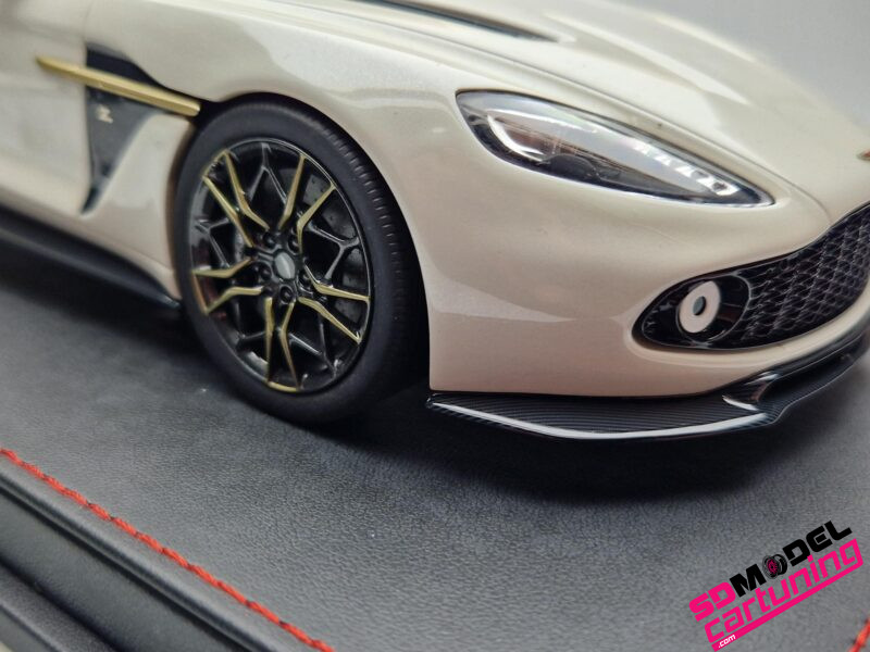 1:18 Aston Martin Zagato Shooting Brake - Escaping white metallic - Imagen 8